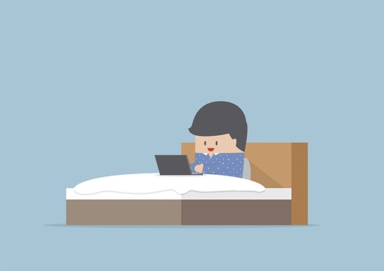 Usar computadores e celulares antes de dormir