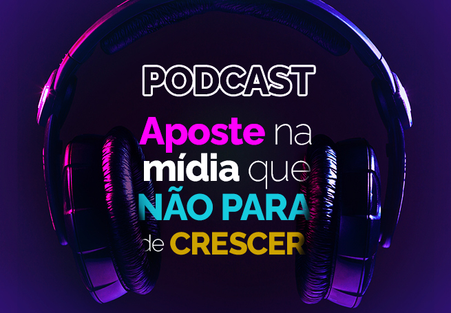 Entre os headfones há a frase podcast aposte na mídia que não para de crescer